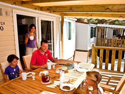 Luxuscamping - Spielraum - Italien - Aspen Mobilheim mit Veranda - Camping Family Park Altomincio - Suncamp
