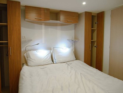 Luxuscamping - Angeln - Italien - Hochwertige Möbel und Doppelbett - Camping Family Park Altomincio - Suncamp