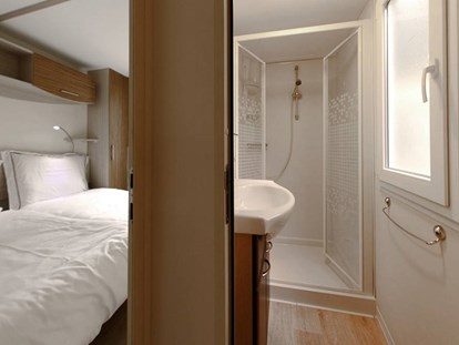 Luxuscamping - barrierefreier Zugang ins Wasser - Italien - Schlafzimmer und Badezimmer - Camping Family Park Altomincio - Suncamp