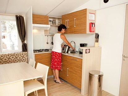 Luxuscamping - barrierefreier Zugang ins Wasser - Küche mit Ausstattung - Camping Cisano - Suncamp