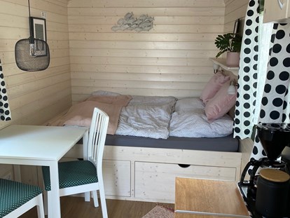 Luxuscamping - Bademöglichkeit für Hunde - Schäferwagen von innen - Camping Stover Strand