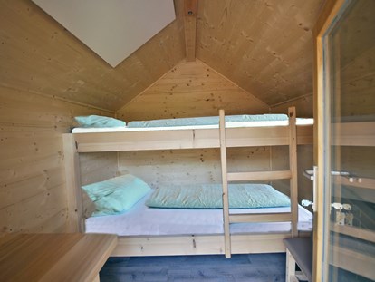 Luxury camping - Swimmingpool - Innenansicht, Baumhäuser in 3m Höhe mit Stockbett - Schwarzwälder Hof