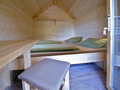 Luxury camping - Swimmingpool - Innenansicht, Baumhäuser in ca. 1m Höhe mit Doppelbett - Schwarzwälder Hof