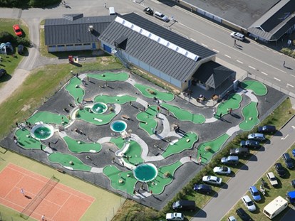 Luxuscamping - Spielplatz - Dänemark - Der größte amerikanische Minigolfplatz in Dänemark - Skiveren Camping