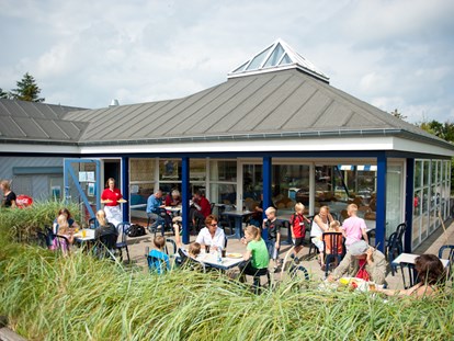 Luxuscamping - Umgebungsschwerpunkt: Strand - Dänemark - Im Café gibt es gutes Essen zu vernünfigen Preisen - Skiveren Camping