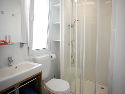 Luxuscamping - Umgebungsschwerpunkt: See - Badezimmer SeeLodge - Seecamping Hoffmann