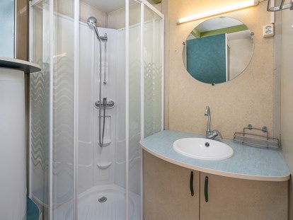 Luxuscamping - Umgebungsschwerpunkt: Fluss - Badezimmer im ein Residence Chalet - Camping de la Sarvaz