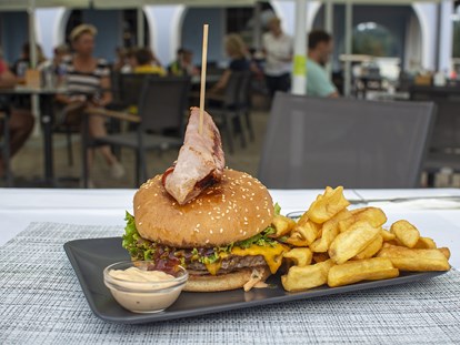 Luxuscamping - Kategorie der Anlage: 5 - Burger im Seerestaurant Pirkdorfer See direkt neben dem Lakeside Petzen Glamping Resort - Lakeside Petzen Glamping Resort