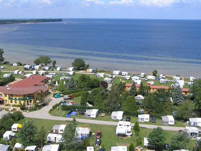 Luxury camping - Kiosk - Luftaufnahme vom Campingplatz - Ostseecamping Ferienpark Zierow