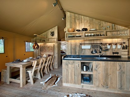 Luxuscamping - Langlaufloipe - Wohn-, Koch-, und Essbereich Safari-Lodge-Zelt "Rhino"  - Nature Resort Natterer See