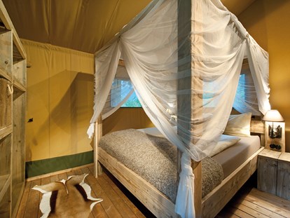 Luxuscamping - Schlafzimmer Safari-Lodge-Zelt "Rhino"  - Nature Resort Natterer See