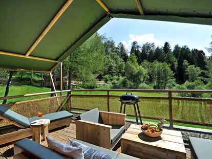 Luxuscamping - Restaurant - Terrasse Safari-Lodge-Zelt "Rhino"  - Nature Resort Natterer See