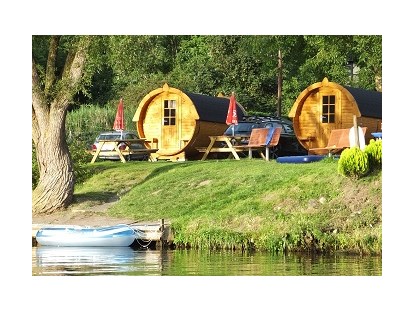 Luxuscamping - Angeln - Deutschland - Direkt am Wasser, die Moselschiffe fahren am Tür vorbei - Schlaffass / Campingfass / Weinfass in Traben-Trarbach an der Mosel