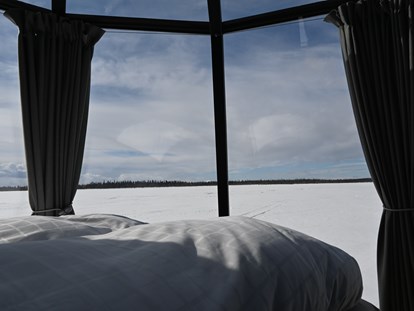 Luxuscamping - Angeln - Schweden -  Am EinMorgen ein wunderschöner Ausblick auf den gefrorenen See. - Laponia Sky Hut