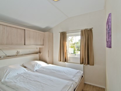 Luxuscamping - Kategorie der Anlage: 5 - Ein Schlafzimmer im Landhaus Chalet für Paare ©Campingpark Kerstgenshof - Campingpark Kerstgenshof