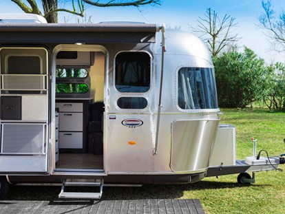 Luxuscamping - Umgebungsschwerpunkt: Strand - Airstream Außenansicht Camping Ca'Savio / Cavallino - Camping Ca' Savio