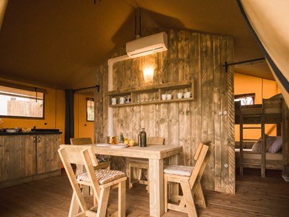 Luxuscamping - öffentliche Verkehrsmittel - Safari Lodge - Küche - Procida Camp & Resort - GOOUTSIDE