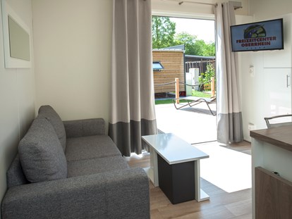 Luxury camping - Massagen - Wohnbereich mit Blick auf Terrasse - Freizeitcenter Oberrhein