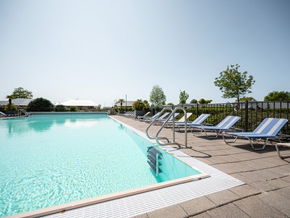 Luxuscamping - Umgebungsschwerpunkt: Meer - Entspannen Sie sich auf einer der Sonnenliegen am Pool - Camping De Molenhoek