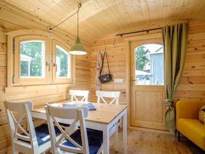 Luxury camping - Kiosk - Zirkuswagen innen (Essbereich) - Camping Wagenhausen