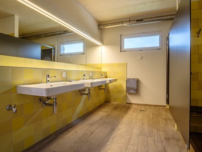 Luxury camping - barrierefreier Zugang ins Wasser - Neue, modernste Sanitäranlage - Camping Wagenhausen