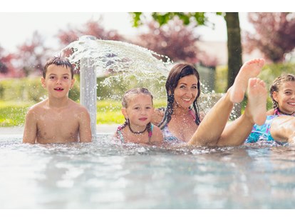 Luxury camping - Wasserrutsche - Kinderbecken im Freibad - Camping & Ferienpark Orsingen