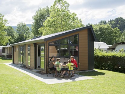 Luxury camping - Spielplatz - Außenansicht mit Terrasse - Kirchzarten / Schwarzwald