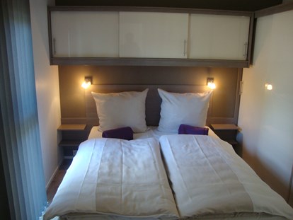 Luxuscamping - im Winter geöffnet - Schlafzimmer mit Doppelbett - Kirchzarten / Schwarzwald