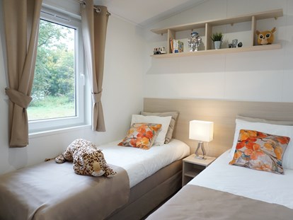 Luxuscamping - Streichelzoo - Gemütliches Schlaf (Kinder) zimmer mit 2 Einzelbetten 70 x 200 cm - Dreiländer-Camping-u. Freizeitpark Gugel