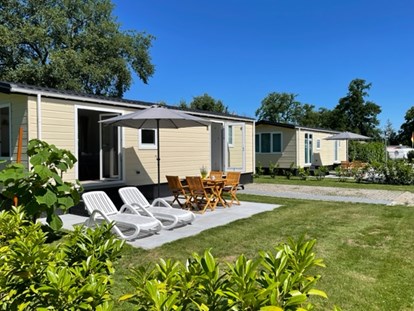 Luxury camping - Sauna - Terrasse mit Gartenbestuhlung, Liegestühlen, Schirm, Gartenbereich, Parkplatz - Dreiländer-Camping-u. Freizeitpark Gugel