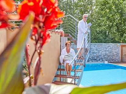 Luxuscamping - Swimmingpool - Sole-Außenbecken in unserer Thermal-Vital-Oase. - Kur- und Feriencamping Holmernhof Dreiquellenbad