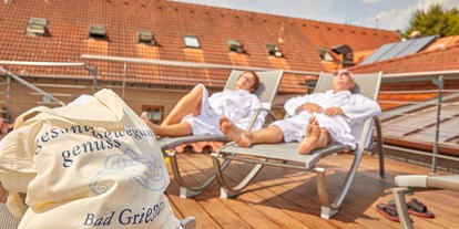 Luxuscamping - Swimmingpool - Entspannen auf der Sonnenterrasse. - Kur- und Feriencamping Holmernhof Dreiquellenbad
