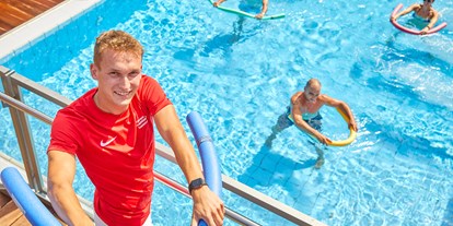 Luxuscamping - Swimmingpool - Möglichkeit der Wassergymnastik in unserer Thermal-Vital-Oase. - Kur- und Feriencamping Holmernhof Dreiquellenbad