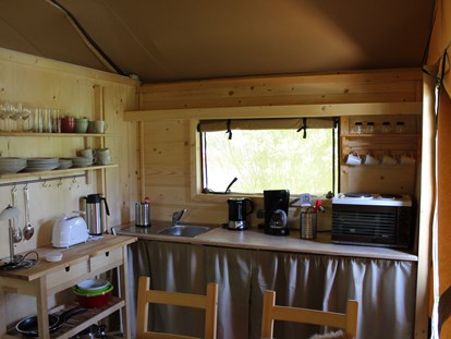 Luxuscamping - barrierefreier Zugang ins Wasser - Zeltlodges 5x5 m Kochgelegenheit - Zelt Lodges Campingplatz Ammertal