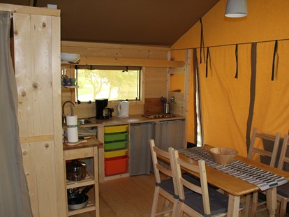 Luxuscamping - barrierefreier Zugang ins Wasser - Zeltlodges 5x7 m Kochstelle mit Essplatz - Zelt Lodges Campingplatz Ammertal