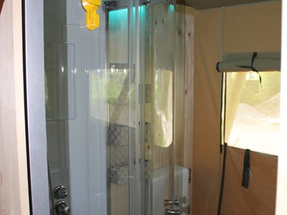 Luxuscamping - barrierefreier Zugang ins Wasser - Zeltlodges 5x7 m Bad mit Dusche WC u. Waschplatz - Zelt Lodges Campingplatz Ammertal