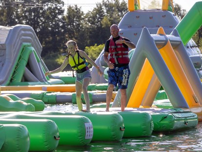 Luxuscamping - barrierefreier Zugang ins Wasser - Aquapark am Badesee - Alfsee Ferien- und Erlebnispark