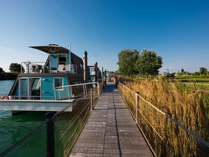 Luxuscamping - Kategorie der Anlage: 4 - Houseboat River am Fluss Tagliamento - Marina Azzurra Resort
