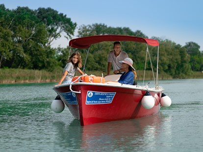 Luxury camping - Hundewiese - Elektroboote zum Mieten - Marina Azzurra Resort