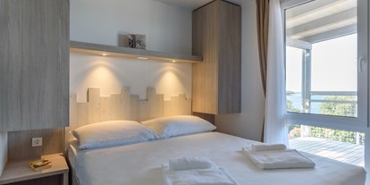 Luxuscamping - Swimmingpool - Mobilheim Superior - Schlafzimmer mit Doppelbett - Maistra Camping Veštar