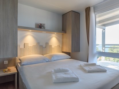 Luxuscamping - Swimmingpool - Mobilheim Superior - Schlafzimmer mit Doppelbett - Maistra Camping Veštar