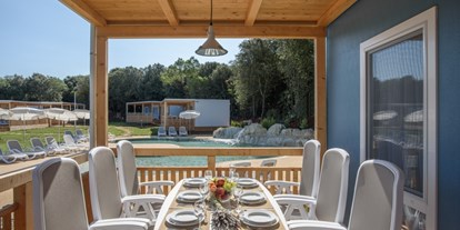 Luxuscamping - Swimmingpool - Mobilheim Premium Family am Camping Polari - Terrasse - Maistra Camping Polari