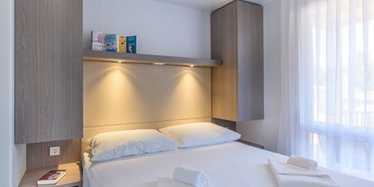 Luxuscamping - Swimmingpool - Mobilheim Premium Family am Camping Polari - Schlafzimmer mit Doppelbett - Maistra Camping Polari