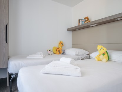 Luxuscamping - Swimmingpool - Mobilheim Premium Family am Camping Polari - Schlafzimmer mit Einzelbetten - Maistra Camping Polari