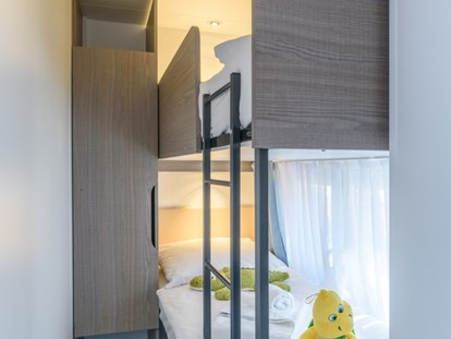 Luxury camping - Segel- und Surfmöglichkeiten - Mobilheim Premium Family am Camping Polari - Schlafzimmer mit Etagenbett - Maistra Camping Polari