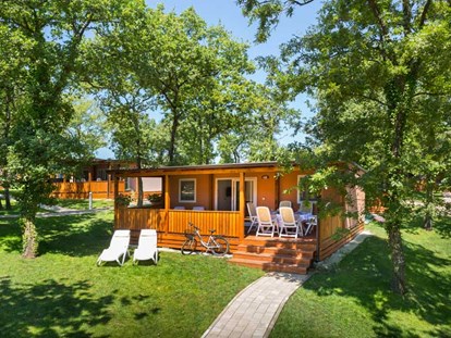Luxuscamping - Kategorie der Anlage: 3 - Mobilheim Family am Camping Valkanela - Außenansicht - Maistra Camping Valkanela