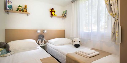Luxuscamping - Swimmingpool - Mobilheim Family am Camping Valkanela - Schlafzimmer mit Einzelbetten - Maistra Camping Valkanela