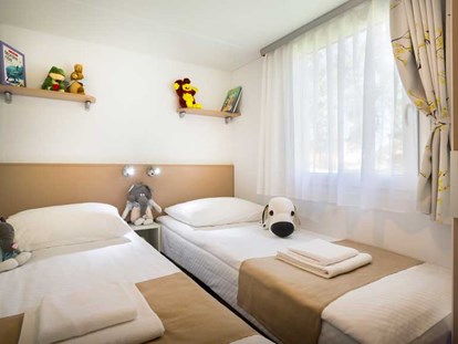 Luxuscamping - WLAN - Mobilheim Family am Camping Valkanela - Schlafzimmer mit Einzelbetten - Maistra Camping Valkanela