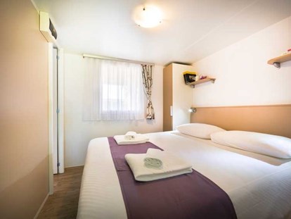 Luxuscamping - Fahrradverleih - Mobilheim Family am Camping Valkanela - Schlafzimmer mit Doppelbett - Maistra Camping Valkanela