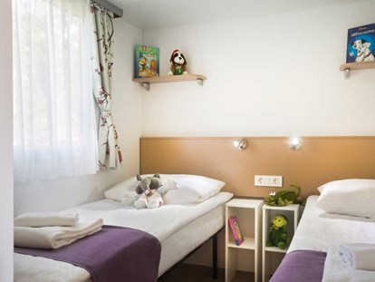 Luxuscamping - Swimmingpool - Mobilheim Family am Camping Valkanela - Schlafzimmer mit Einzelbetten - Maistra Camping Valkanela